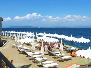 Private beach, sun-loungers, beach umbrellas, scuba diving - Hotel La Caletta (Monte Argentario)