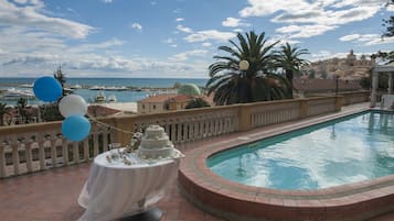 AuĂenpool (je nach Saison geöffnet), LiegestĂŒhle