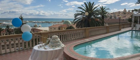Piscine extérieure (ouverte en saison), chaises longues