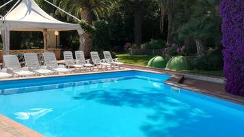 AuĂenpool (je nach Saison geöffnet), LiegestĂŒhle