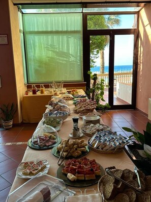 Free daily buffet breakfast 