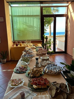 Free daily buffet breakfast