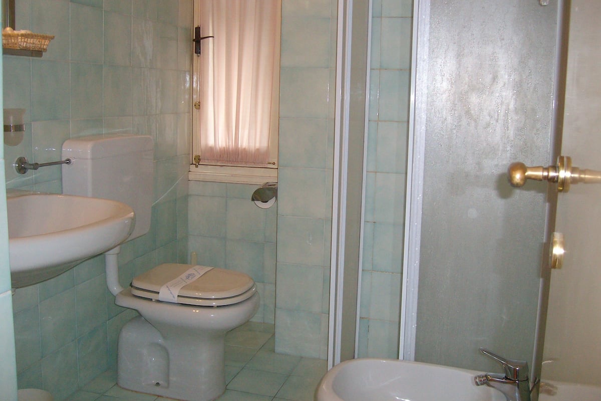 Kostenlose Toilettenartikel, Haartrockner, Bidet, HandtĂŒcher