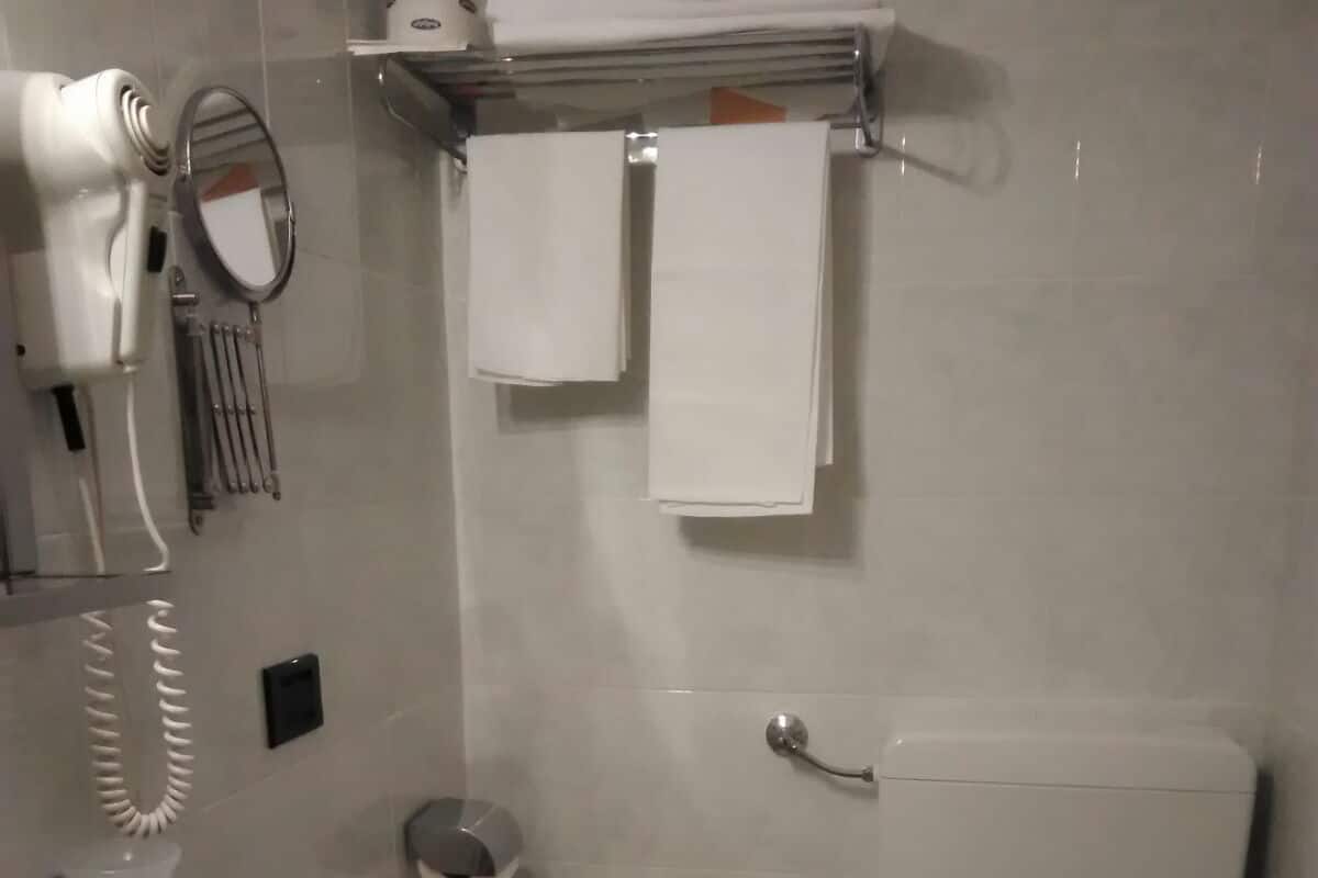 Kostenlose Toilettenartikel, Haartrockner, Bidet, HandtĂŒcher