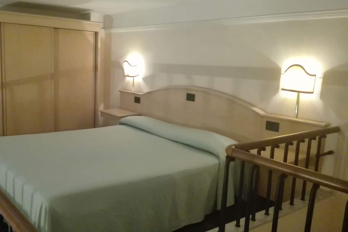 Minibar, Zimmersafe, individuell eingerichtet, Schreibtisch