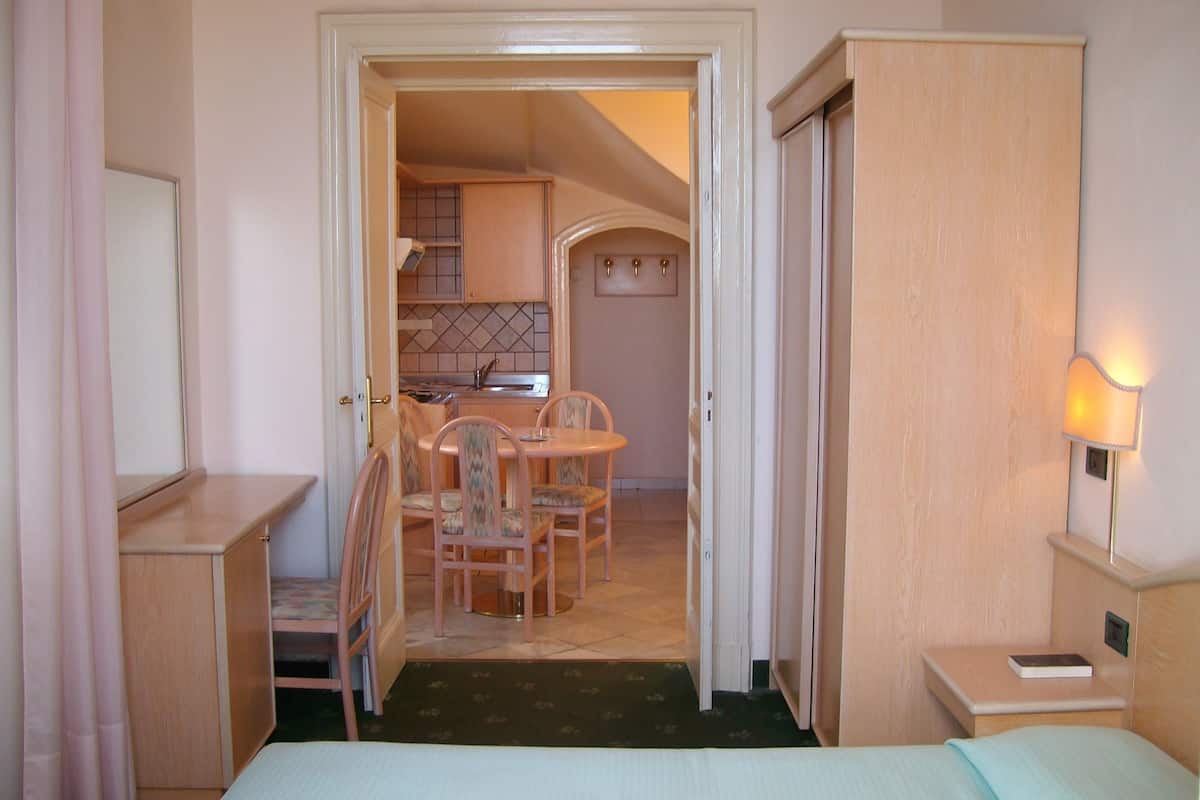 Minibar, Zimmersafe, individuell eingerichtet, Schreibtisch