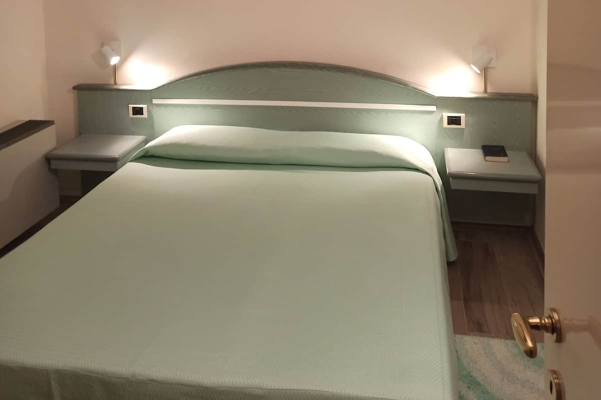 Minibar, Zimmersafe, individuell eingerichtet, Schreibtisch