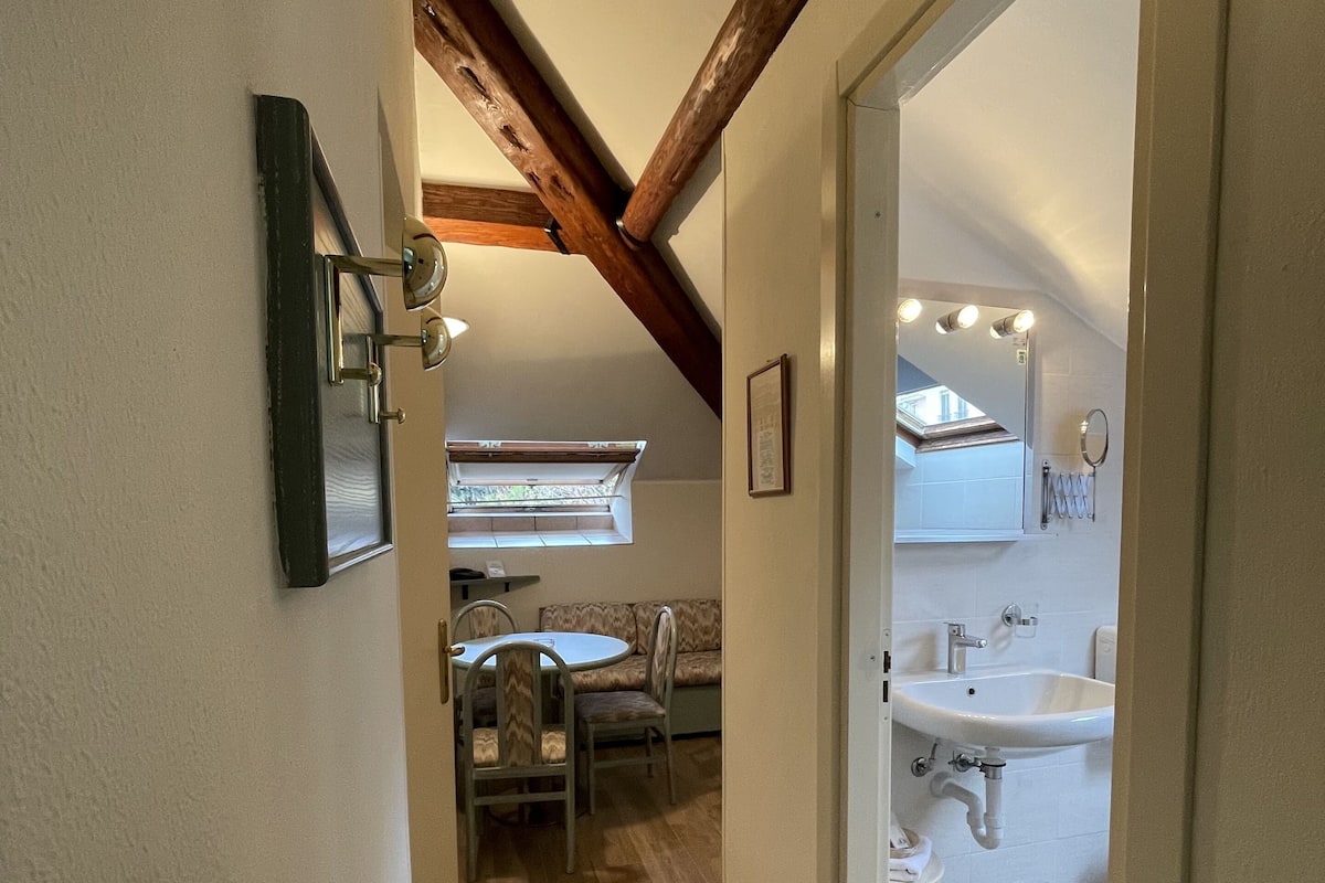 Minibar, Zimmersafe, individuell eingerichtet, Schreibtisch