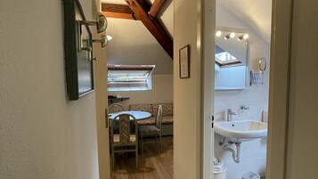 Minibar, Zimmersafe, individuell eingerichtet, Schreibtisch