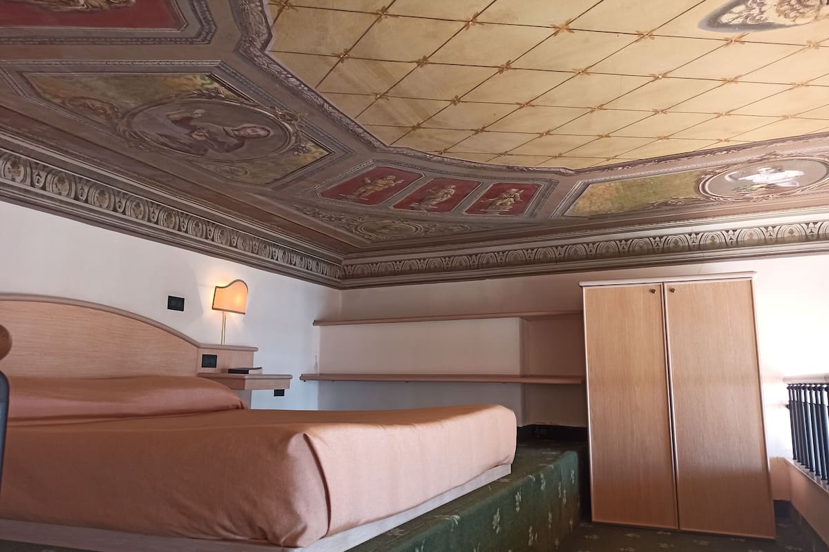 Minibar, Zimmersafe, individuell eingerichtet, Schreibtisch