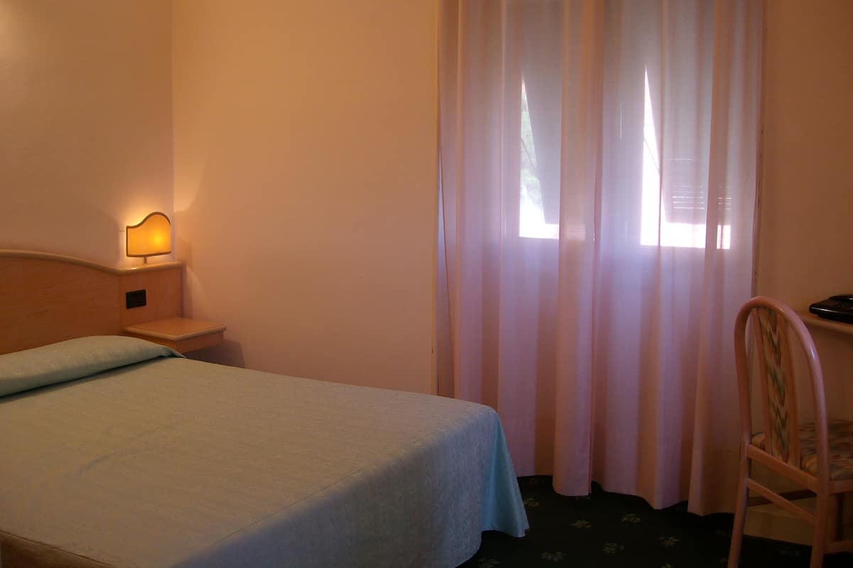 Minibar, Zimmersafe, individuell eingerichtet, Schreibtisch