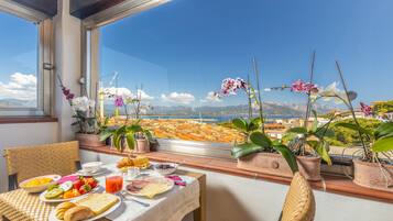 Mittagessen, Abendessen, mediterrane Küche, Blick auf den Pool 