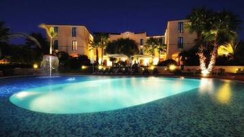 Indoor pool, seasonal outdoor pool, pool umbrellas, sun loungers