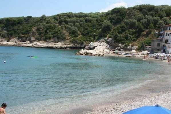 Una spiaggia nelle vicinanze