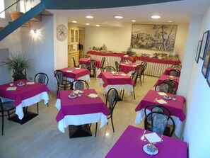 Desayuno buffet (EUR 10.00 por persona) 