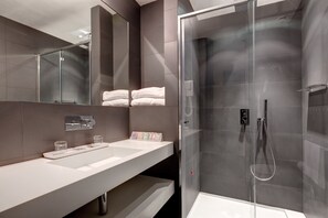 Regendusche, kostenlose Toilettenartikel, Haartrockner, Hausschuhe