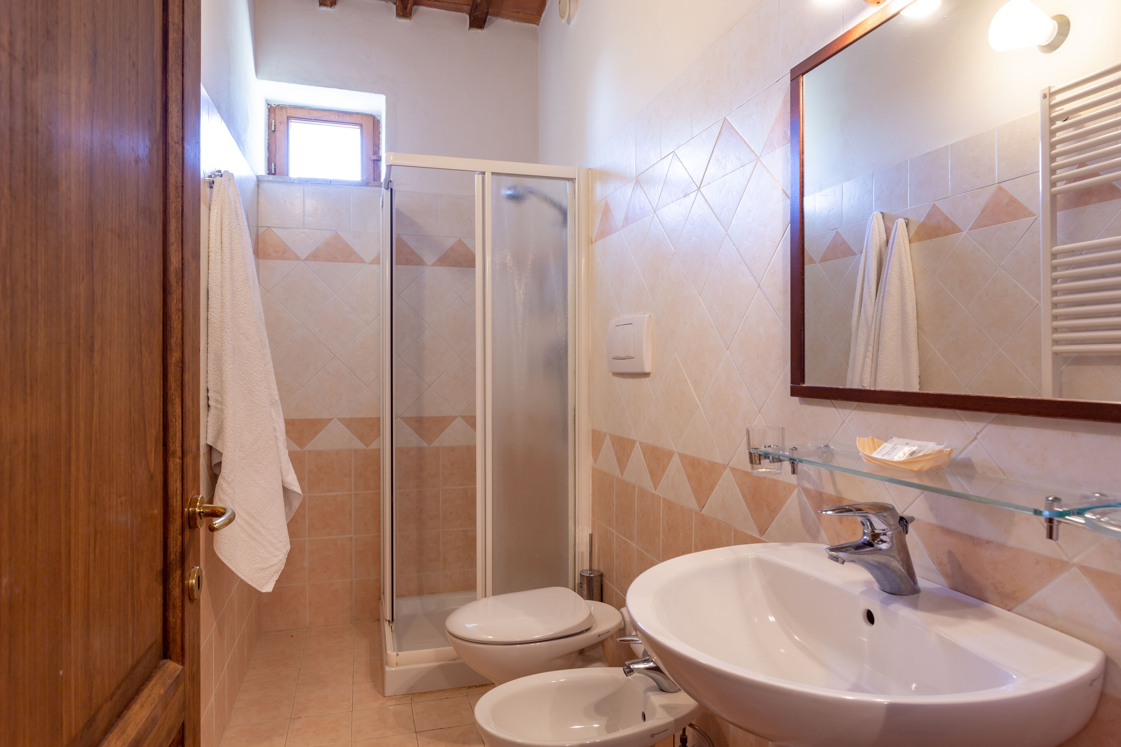 combined shower/bathtub, free toiletries, hair dryer, bidet