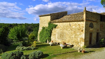 Vista frontal de la propiedad