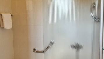 Ein Badezimmer mit Badewanne, Duschkabine und Waschbecken.