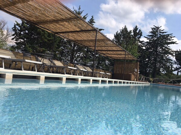 Seasonal outdoor pool, open 9:00 AM to 8 PM, pool umbrellas - Hotel Casafrassi Wine Resort (Castellina in Chianti)