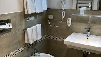 Doppia Basic | Bagno | Doccia, asciugacapelli, asciugamani