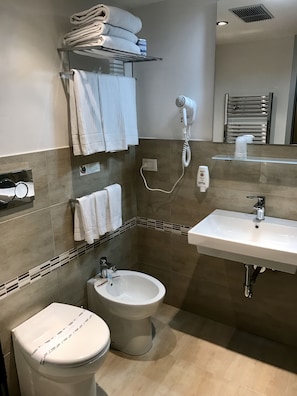 Habitación básica doble | Baño | Regadera, secadora de cabello, toallas 