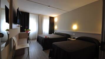 Habitación triple | Sábanas italianas Frette, ropa de cama de alta calidad y edredón