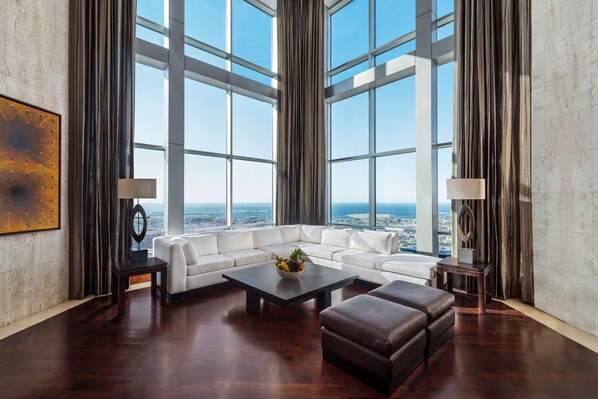 Hypo-allergenic bedding, minibar, in-room safe, desk