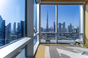 Picture-Perfect Room | Hypo-allergenic bedding, minibar, in-room safe, desk