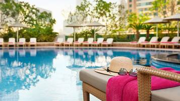 Innendørsbasseng, utendørsbasseng og solsenger