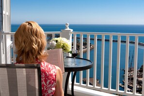 Pacific Edge Deluxe King + Balcony | Balcony