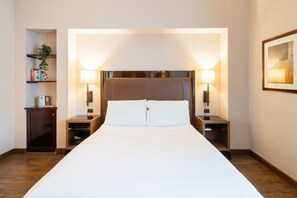 Suite | Een kluis op de kamer, een bureau, een laptopwerkplek