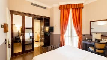 Junior dubbelrum | 1 sovrum, vÀrdeförvaringsskÄp pÄ rummet och skrivbord