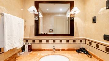 Comfort Double Room | Bathroom | Hair dryer, bidet, towels
