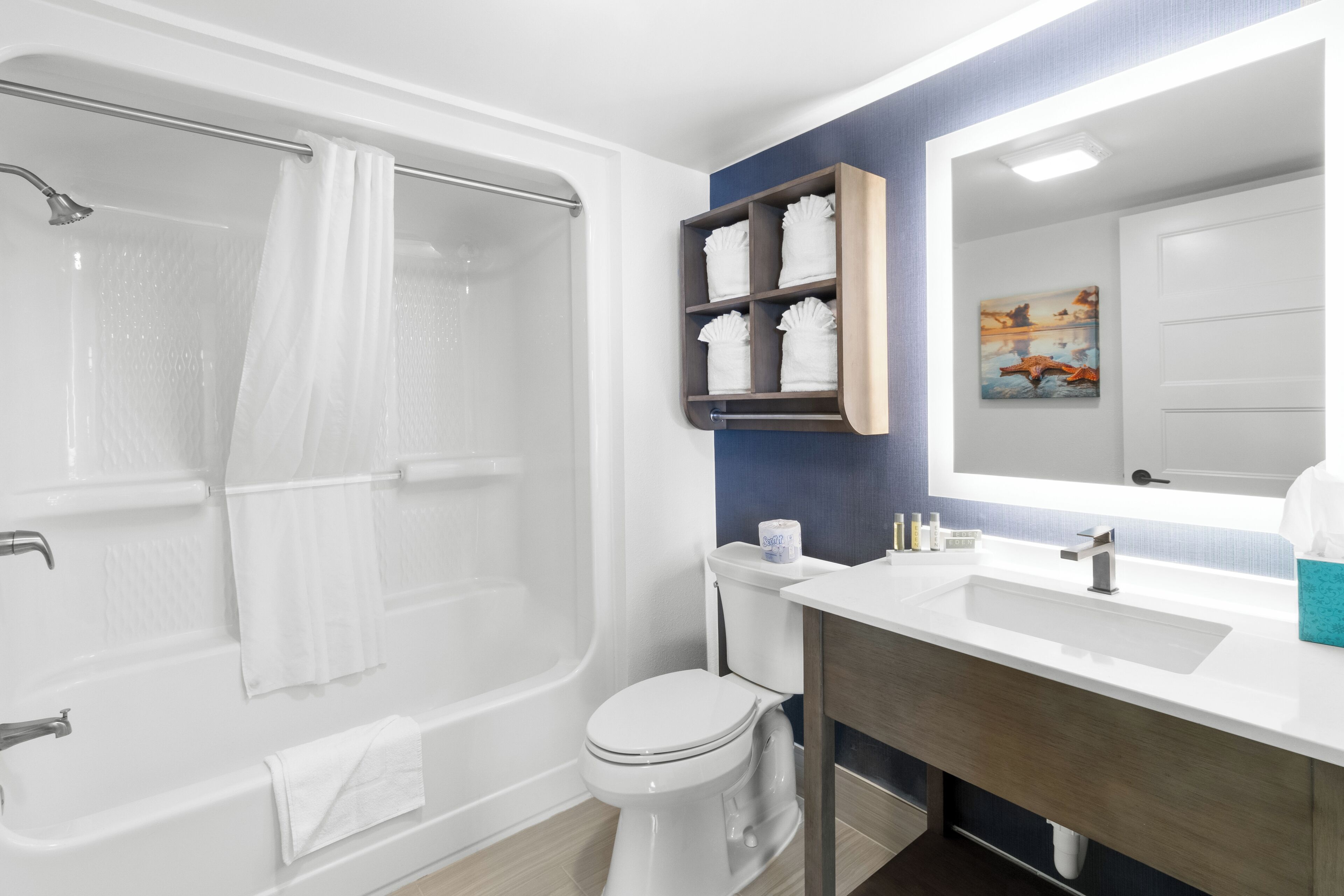 Un baño moderno con bañera, inodoro y lavabo.