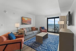 North Tower Ocean View Deluxe Two Bedroom Condo | Zona de estar | Televisión de pantalla plana de 32 pulgadas con canales por cable
