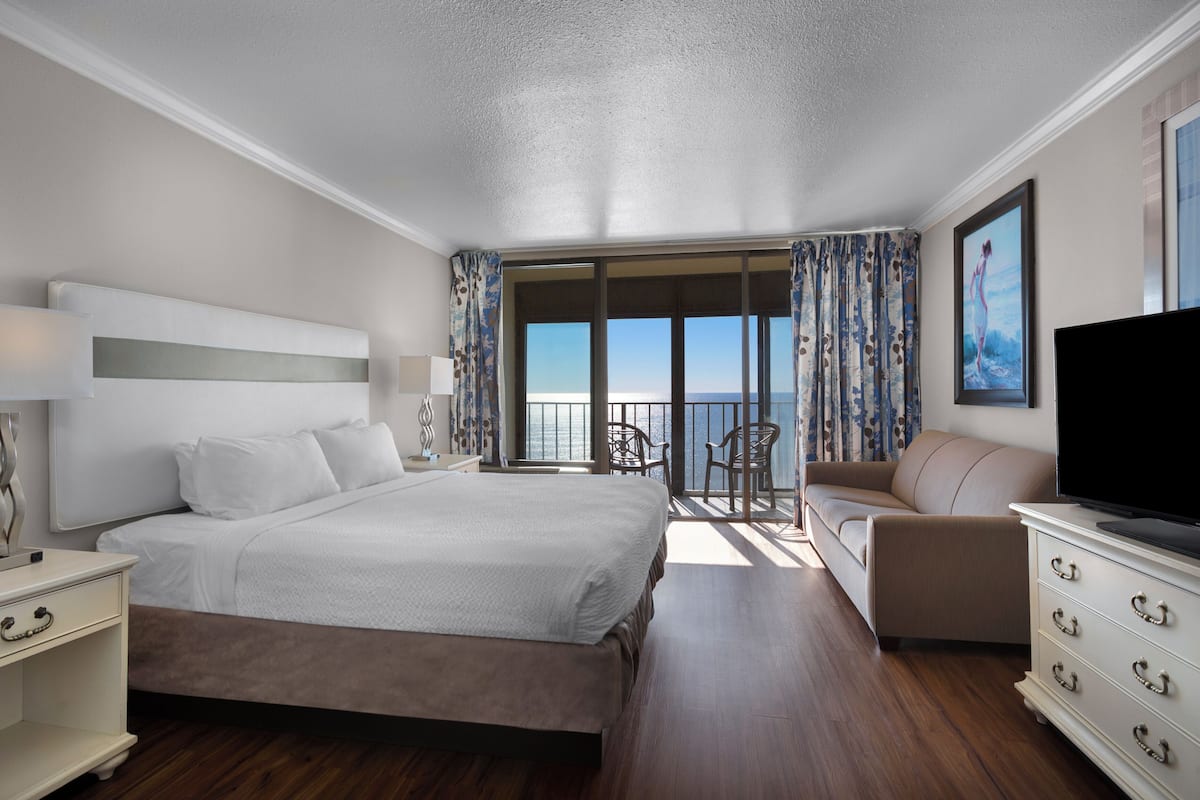 Oceanfront King Suite | In-room safe, blackout drapes, iron/ironing board, WiFi (free)