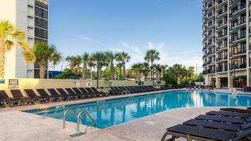 Una piscina techada, una piscina al aire libre