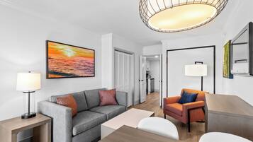 Oceanfront Deluxe King Suite | Zona de estar | Televisión de pantalla plana de 32 pulgadas con canales por cable