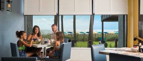Comedor con amplias ventanas, vistas al exterior y un diseño de interiores moderno.