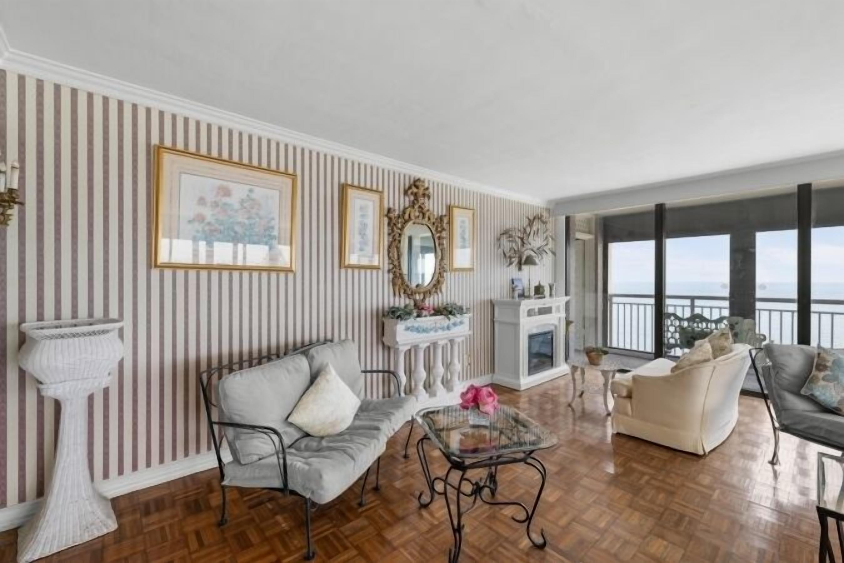 Un salon avec un canapé, un fauteuil et une cheminée.
