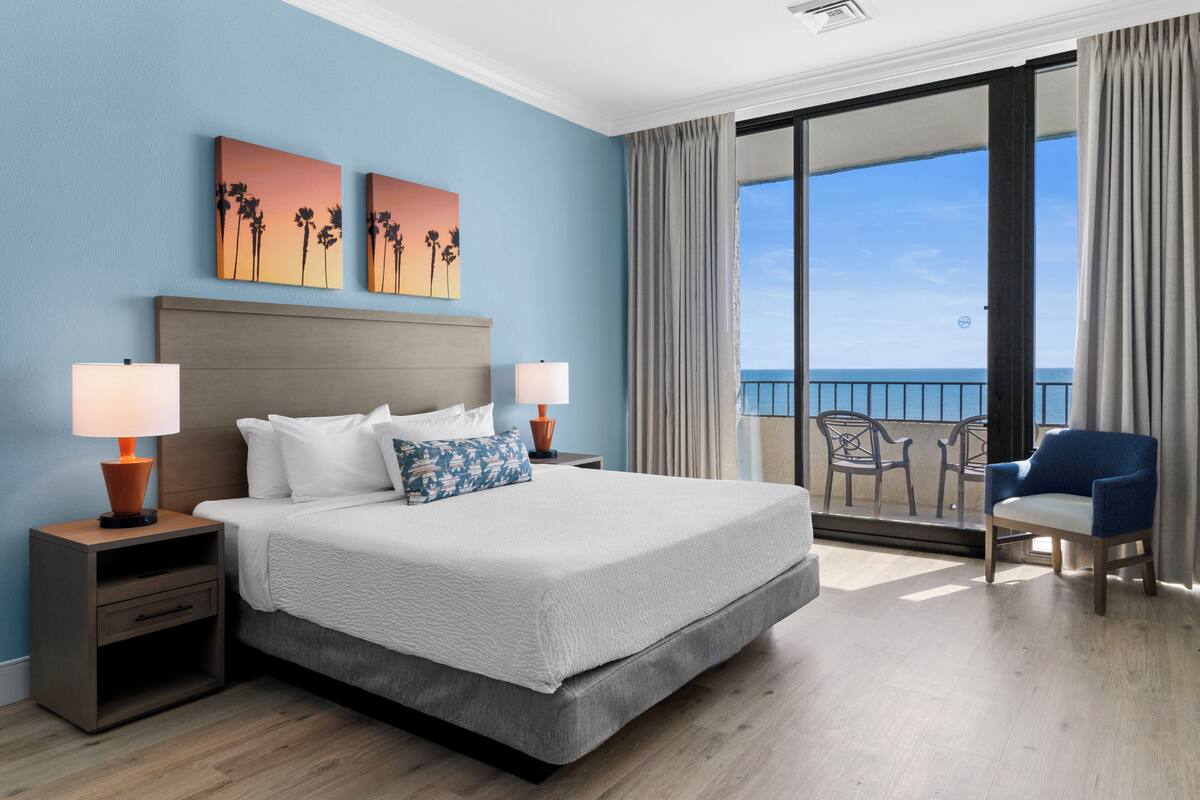 Oceanfront Deluxe King Spa Suite | Cofres nos quartos, cortinas blackout, ferros/tábuas de passar roupa