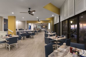 Petit déjeuner buffet servi tous les jours en supplément