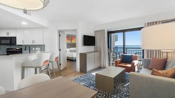 South Tower Angle Ocean View Deluxe Two Bedroom Condo | Wohnbereich | 32-Zoll-Flachbildfernseher mit Kabelempfang, Fernseher, DVD-Player