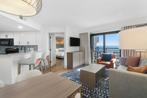 South Tower Angle Ocean View Deluxe Two Bedroom Condo | Area soggiorno | TV a schermo piatto 32 pollici con canali via cavo, TV, lettore DVD