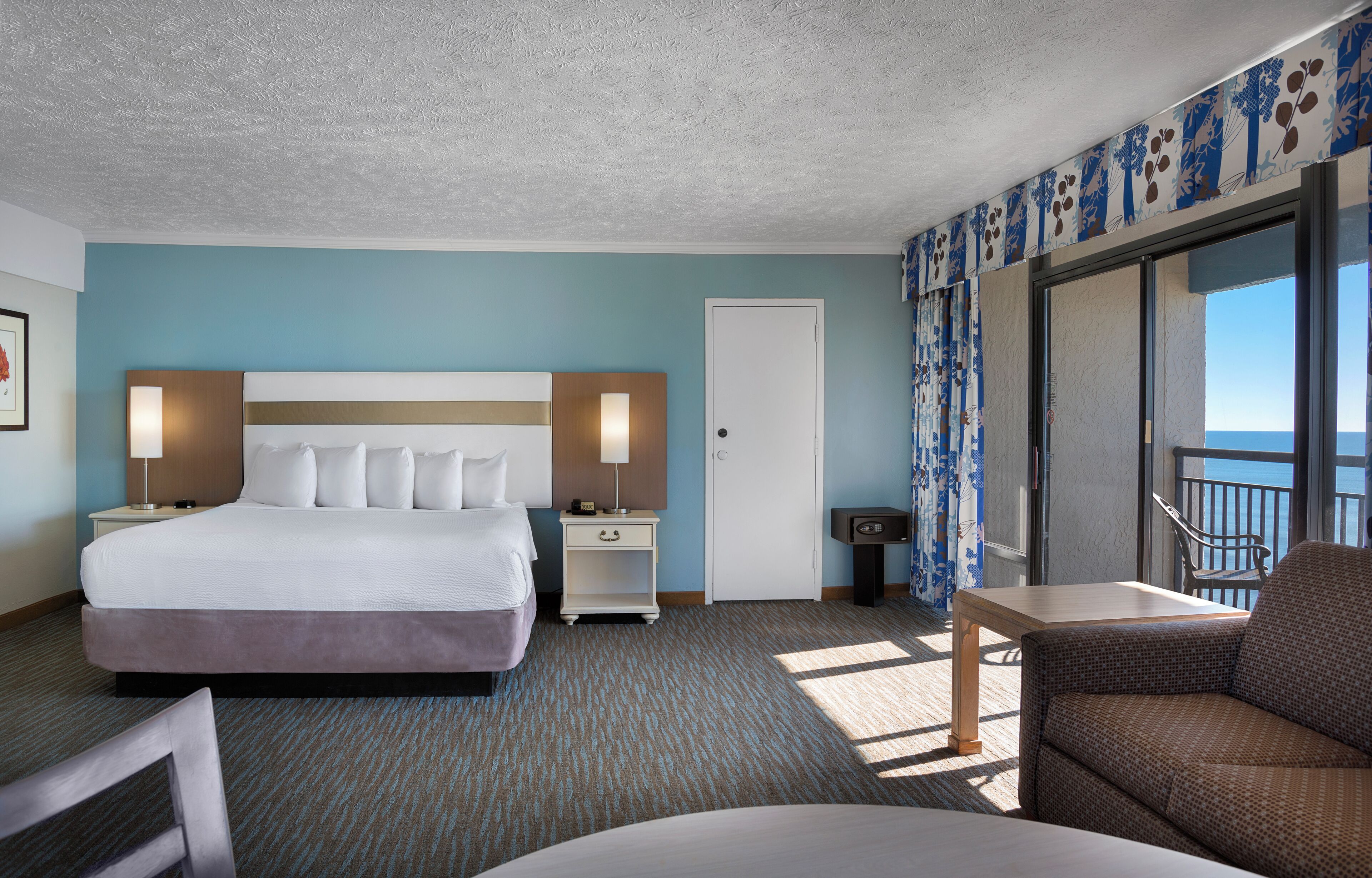 Oceanfront Deluxe King Parlor Efficiency | In-room safe, blackout drapes, iron/ironing board, WiFi (free)