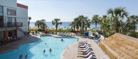 Alberca techada y 2 albercas al aire libre