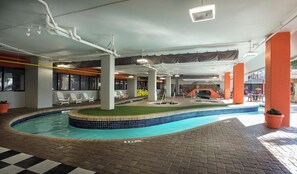 Inomhuspool och 2 utomhuspooler