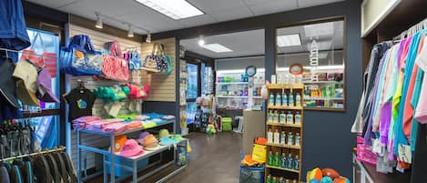 En butik som säljer olika typer av kläder, inklusive hattar, väskor och accessoarer.