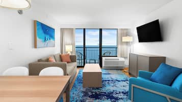 Oceanfront Deluxe One Bedroom Queen Suite | Zona de estar | Una televisión